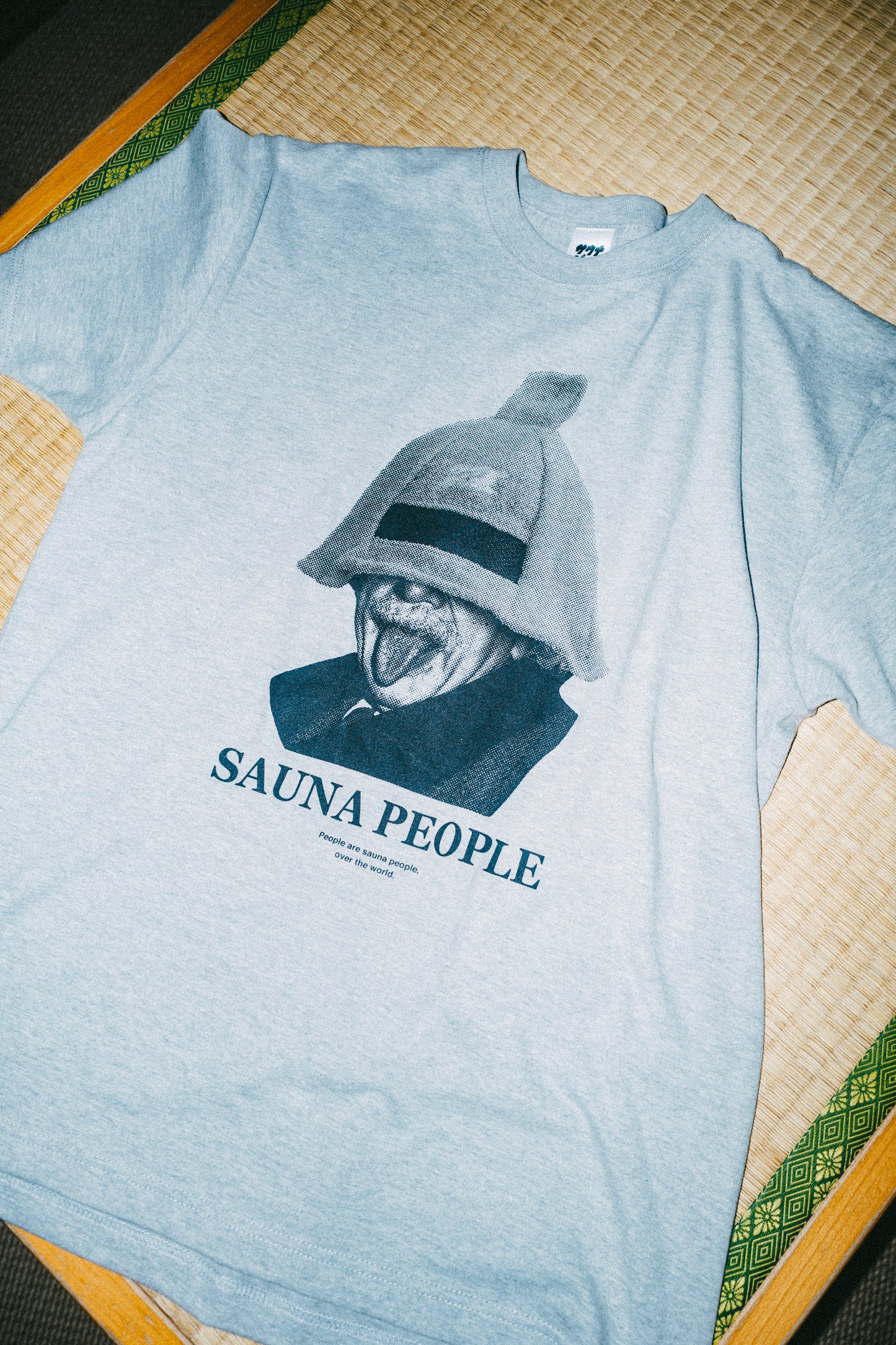 偉人サウナピーポーTEE (グレー) - KIMARI SAUNA SUPPLY